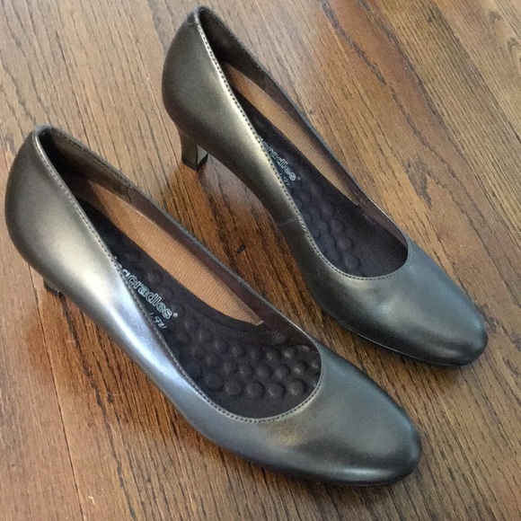 Walking Cradles | Neutral Metallic Heels - Picture 5 of 14